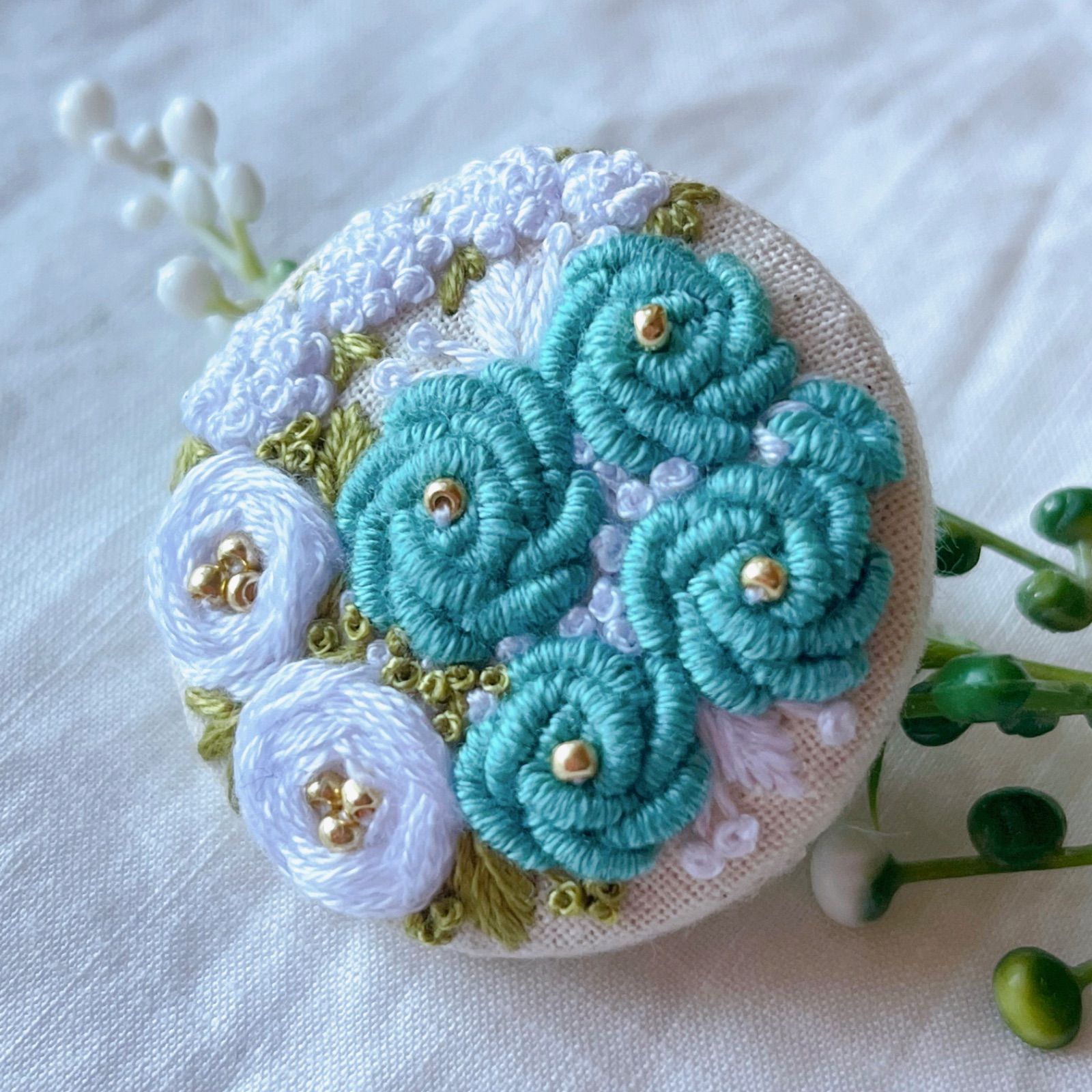 38㎜刺繍くるみボタンブローチ❁④❁ - メルカリ