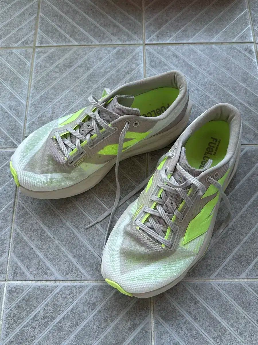 New Balance ニューバランス フューエルセル レベル v4 265 2E