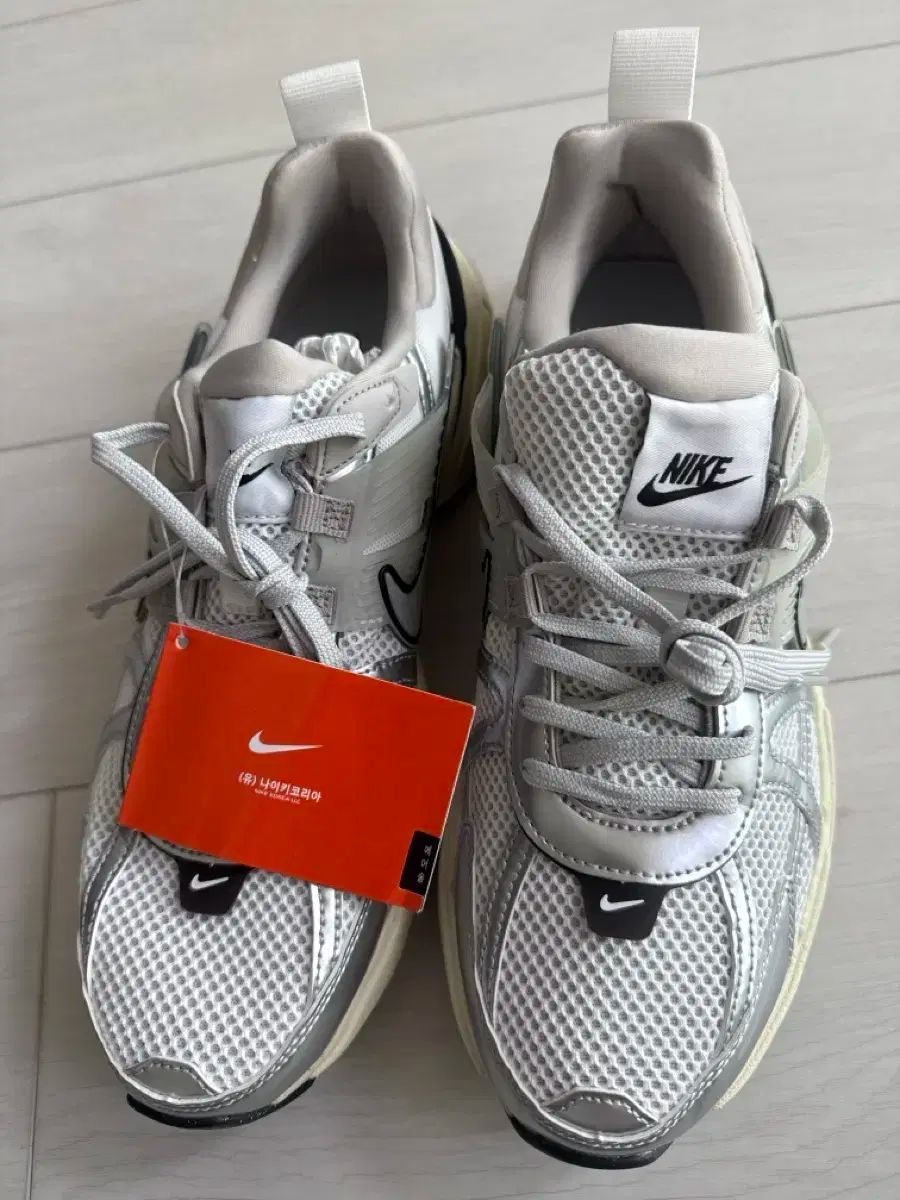 NIKE V2K RUN メタリック シルバー スニーカー 275