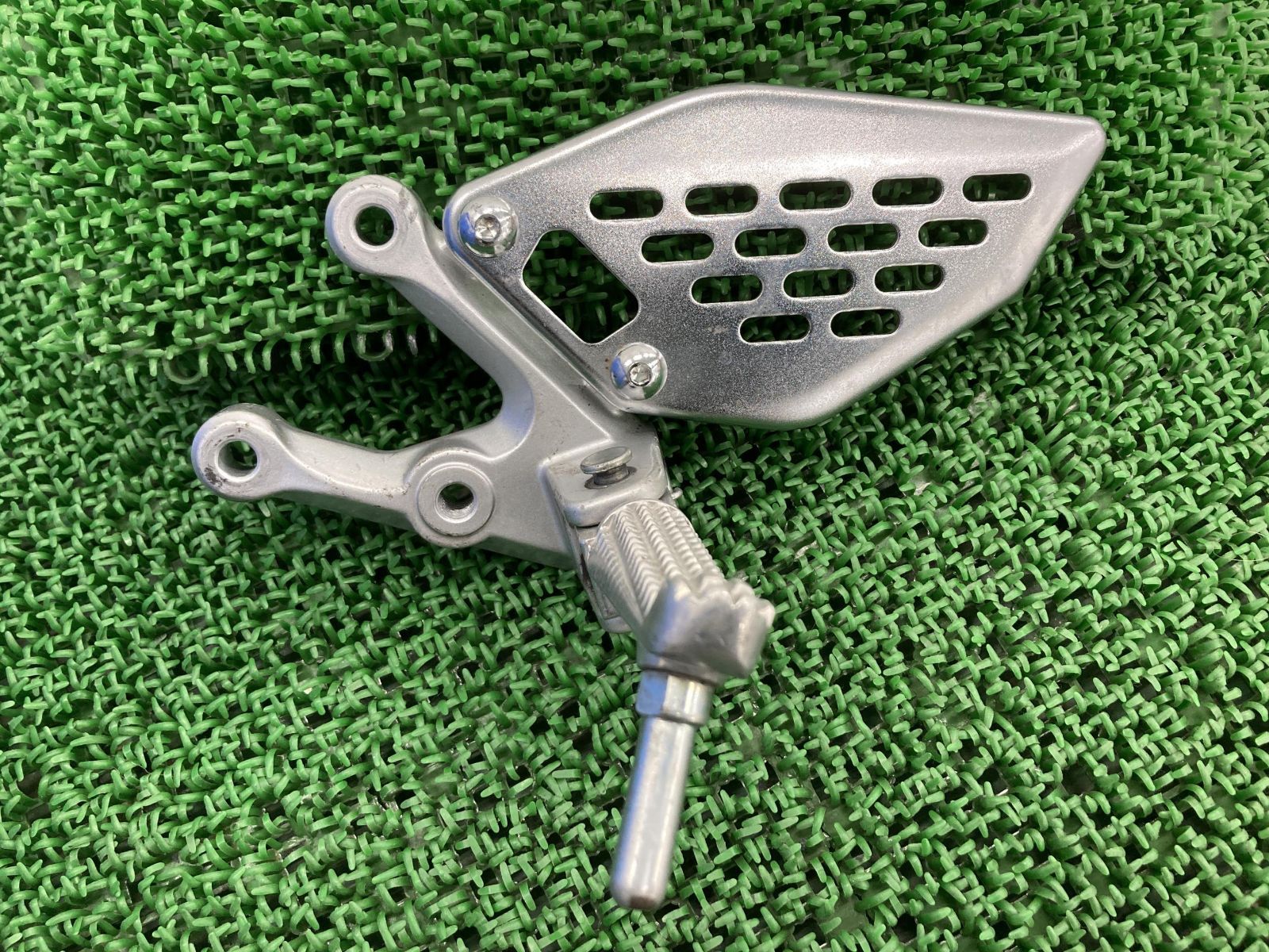 YZF-R25 ステップ 左 1WD ヤマハ 純正 中古 バイク 部品 RG10J ヒールガード ペグ 曲がり無し 品薄 車検 Genuine