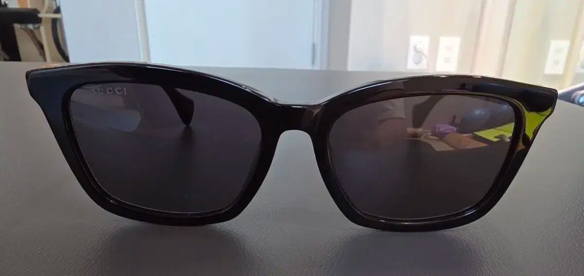 グッチ サングラス ブラック カラーに グッチ GG ロゴが POINT