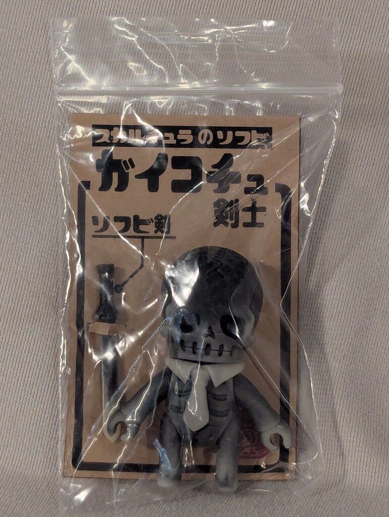 スカルチュラ ガイコチュ剣士 蓄光 ソフビ GID スカルチュラ スカルチュラのソフビ ガイコチュ剣士 蓄光/黒