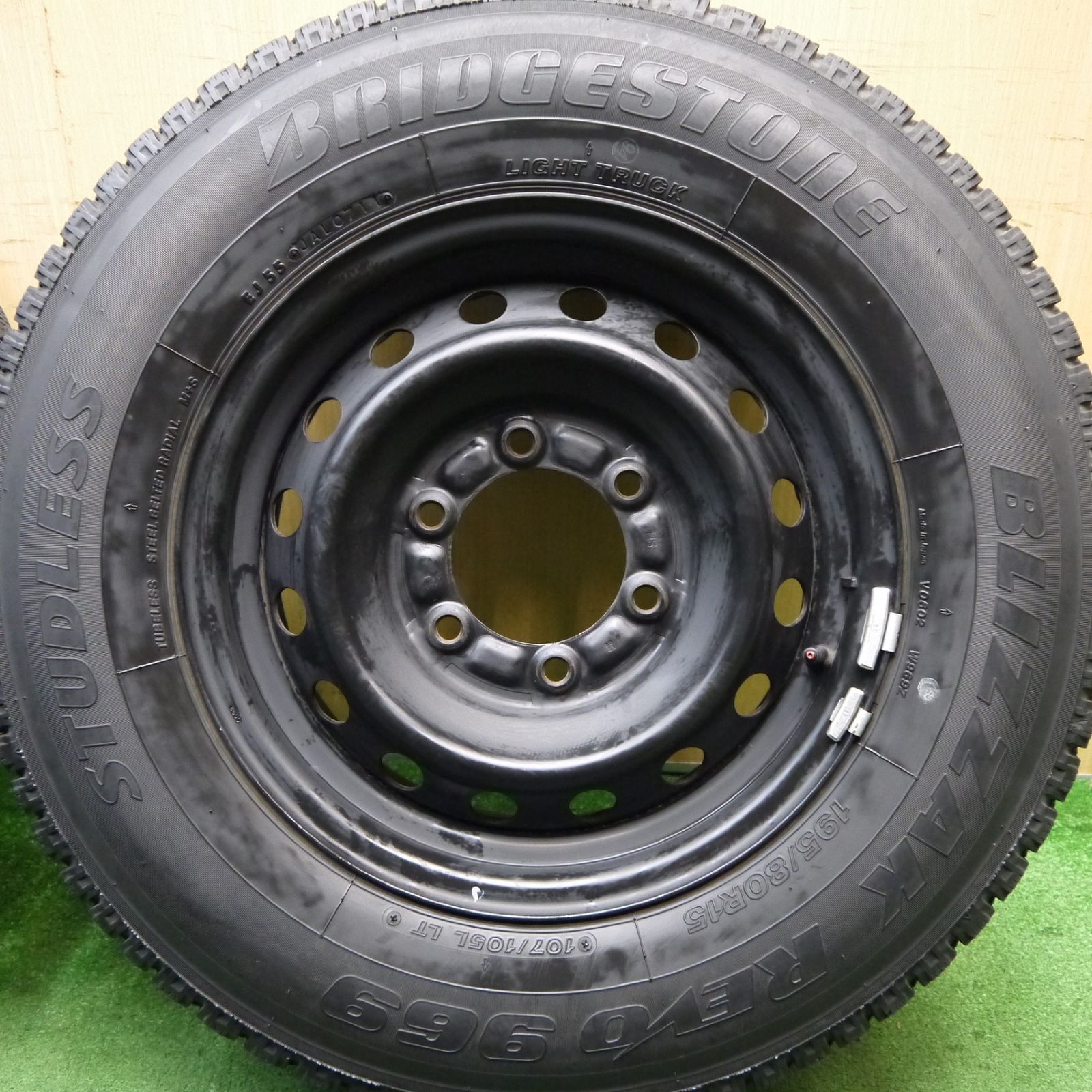 ハイエース純正スチール+ブリヂストン24年製195/80R15スタッドレス！ 195 80 R15 スタッドレス ハイエース（ブリザック）のおすすめ