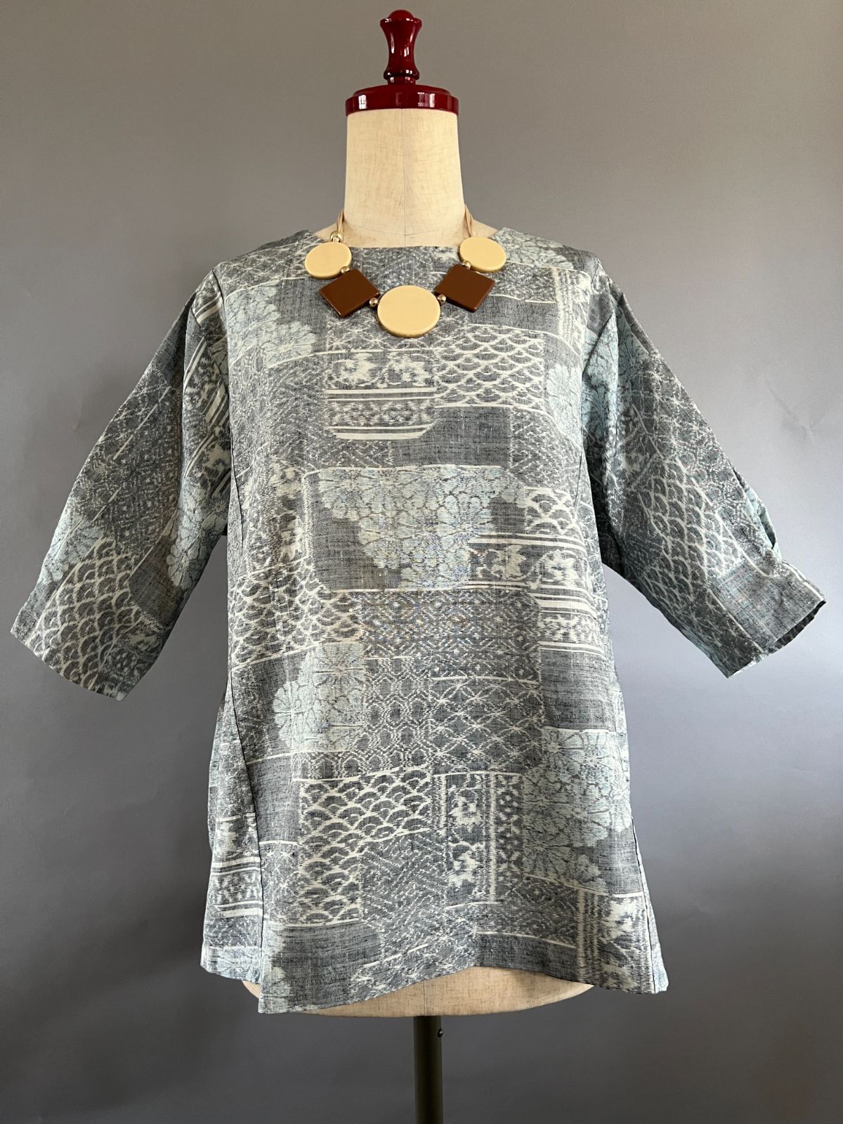 着物リメイク 紬 カットソー チュニック 花模様 和柄 ブルーグレー | Japanese Vintage Kimono Remake Blouse,  Tops, flower pattern, blue-gray #2405-003 - メルカリ