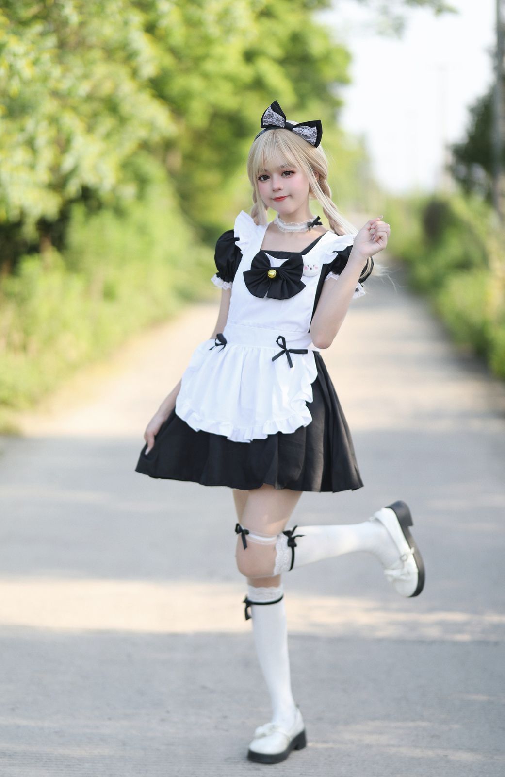 クラシックメイドロリータワンピース ブラック×ホワイト萌え系 甘ロリ メイド風 フリルエプロン付き