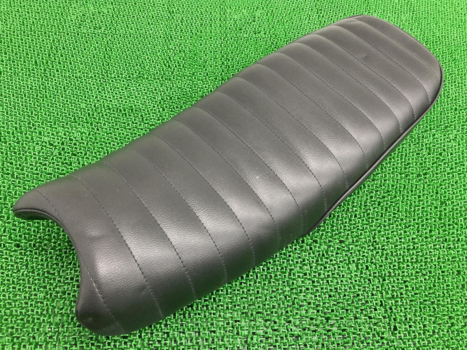 ヘブンズ製グラストラッカー シート NJ4DA-100*** 社外 中古 2009年式外し NJ4DA ビッグボーイ タックロール クラシック カスタム素材に