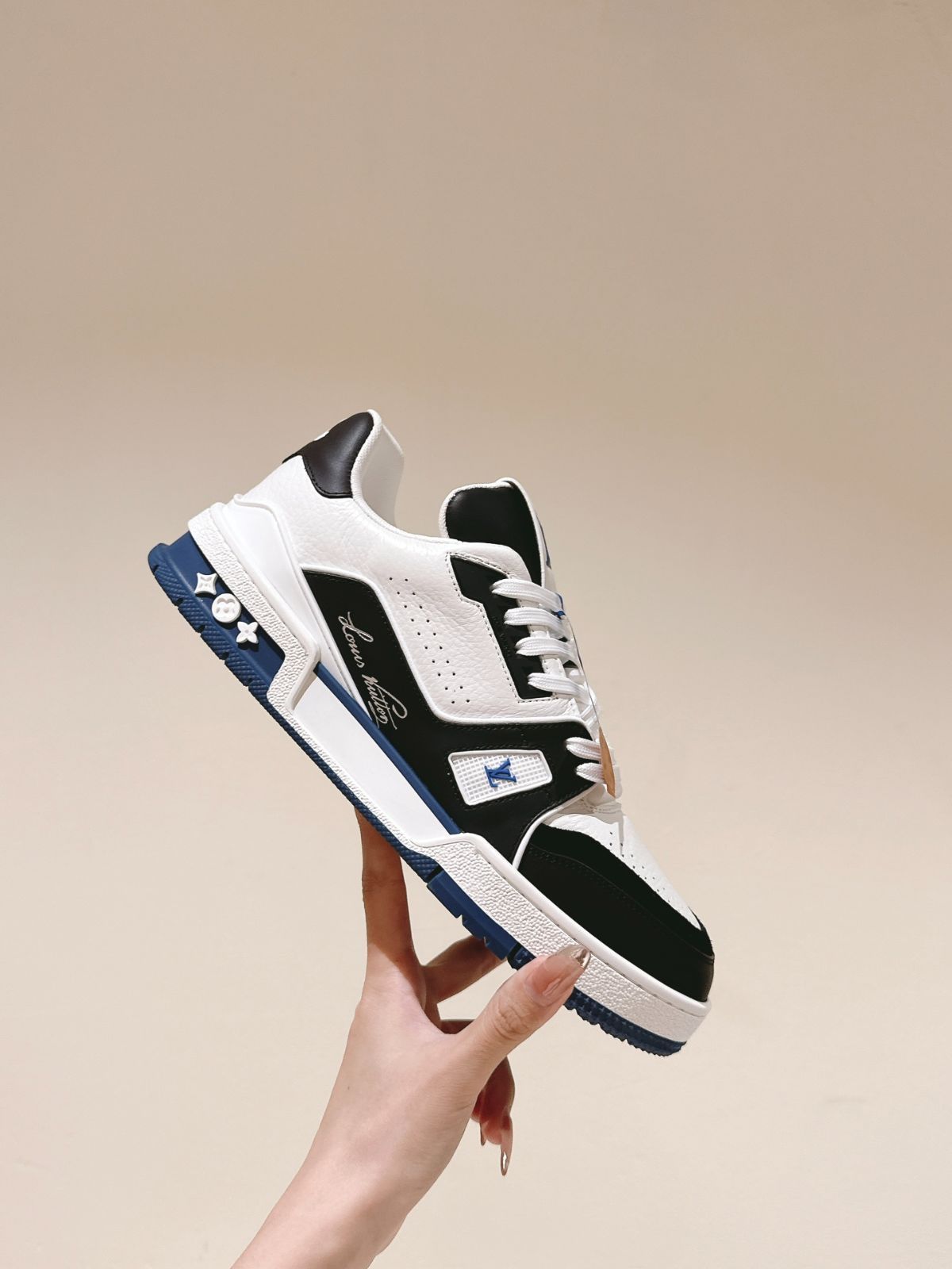 Louis Vuitton trainer 黒い運動靴