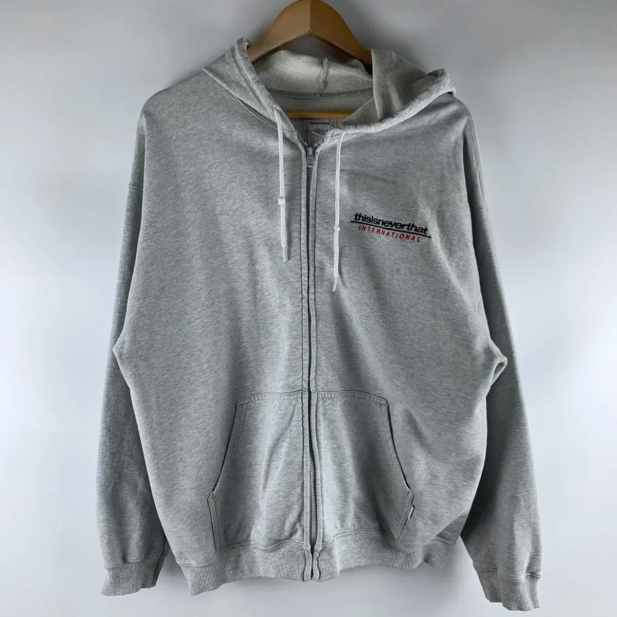 thisisneverthat グレー フード付きパーカー thisisneverthat グレー フード付きパーカー thisisneverthat グレー