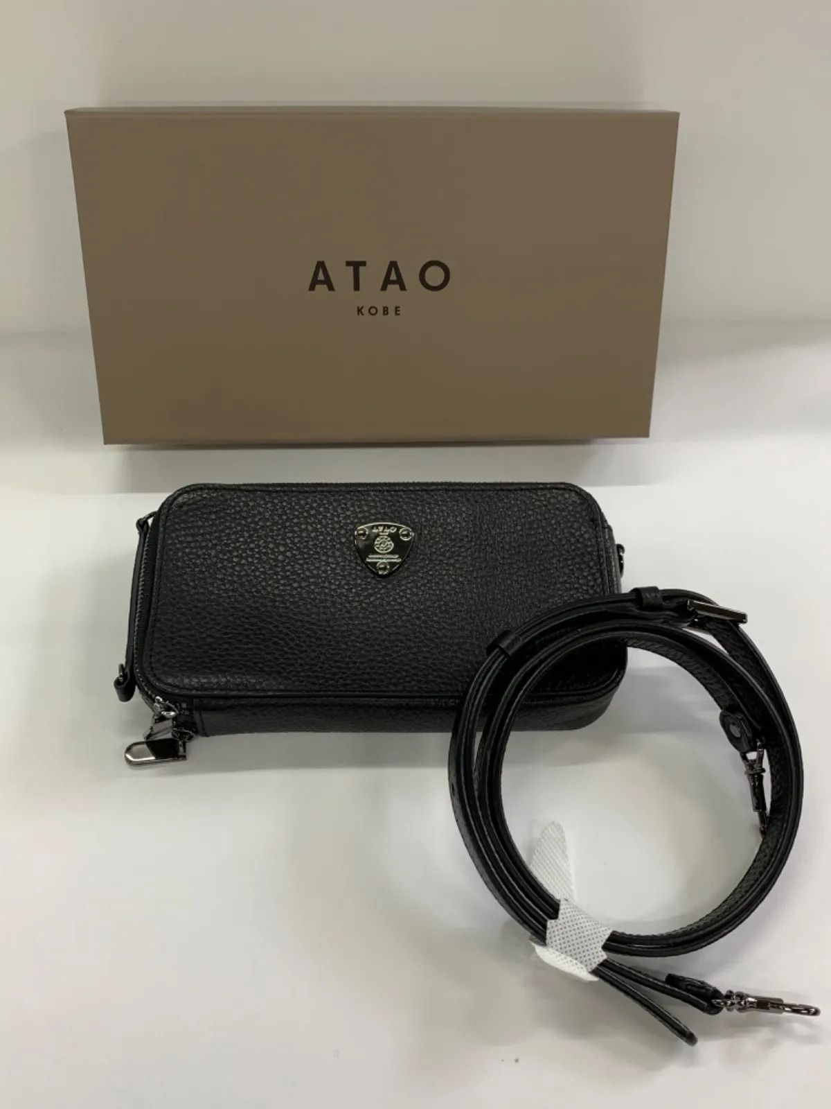 L896 ATAO アタオ アミュレット・ケリー スマホショルダー ブラック 
