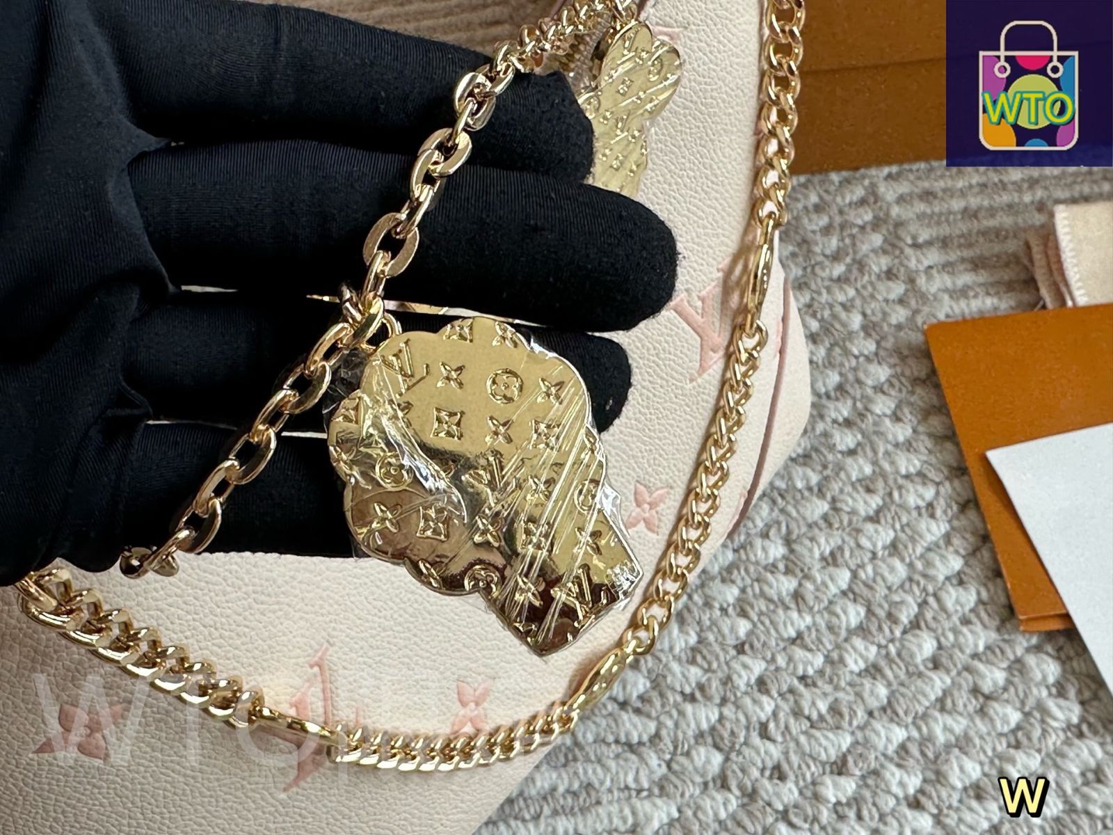 今日特価】Louis Vuitton ルイ・ヴィトン 白い苺クリームホーン