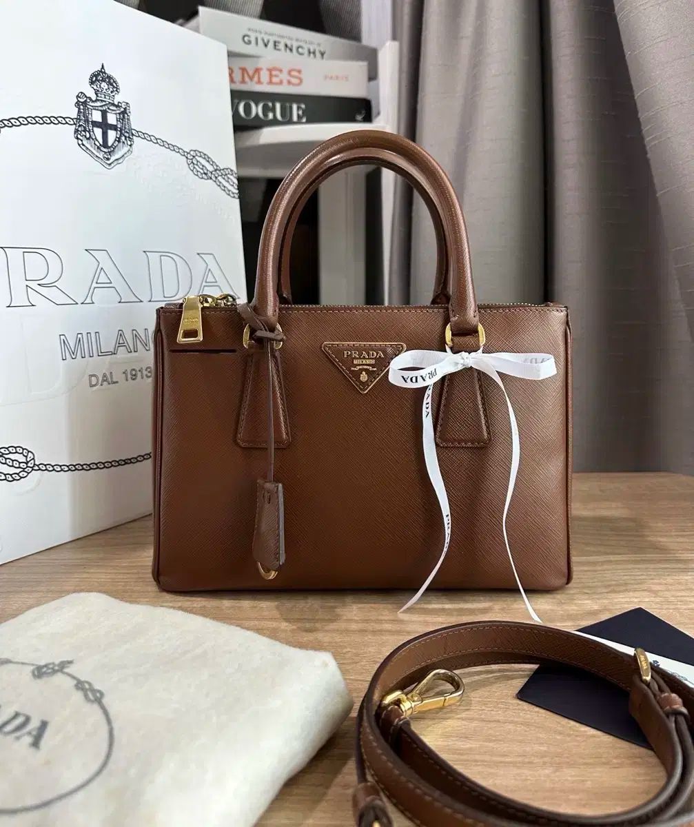 PRADA プラダ サフィアーノ ミディアム