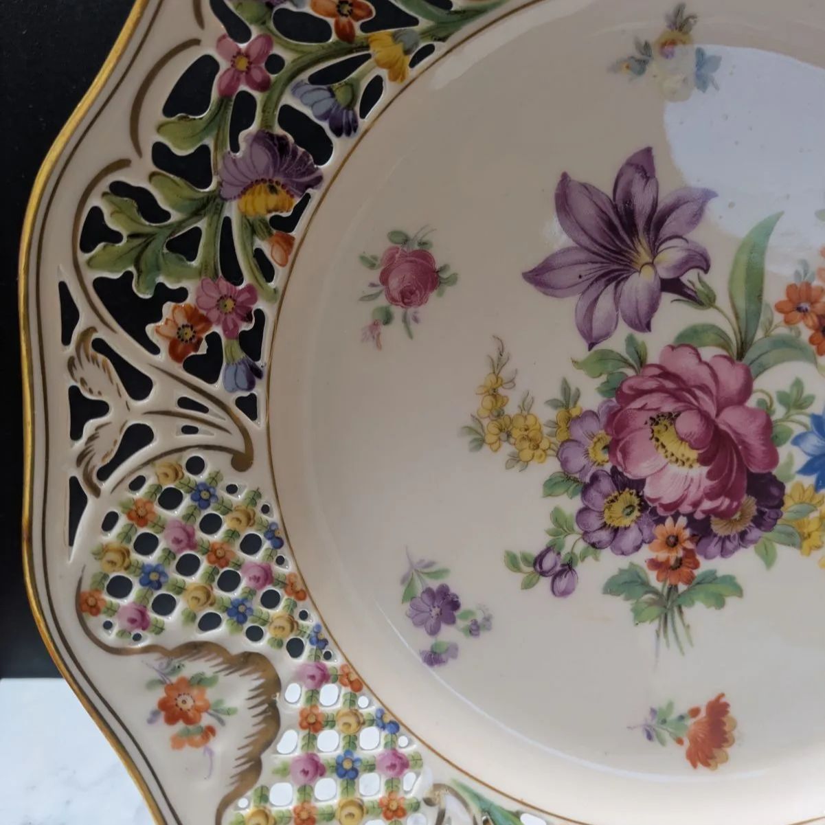 MEISSEN - １級品 シューマン ババリア 26㎝ 金彩エッジ オープンワーク メッシュ 小花 MEISSEN - オープンワーク シューマン ババリア 26㎝ ☆ 金彩