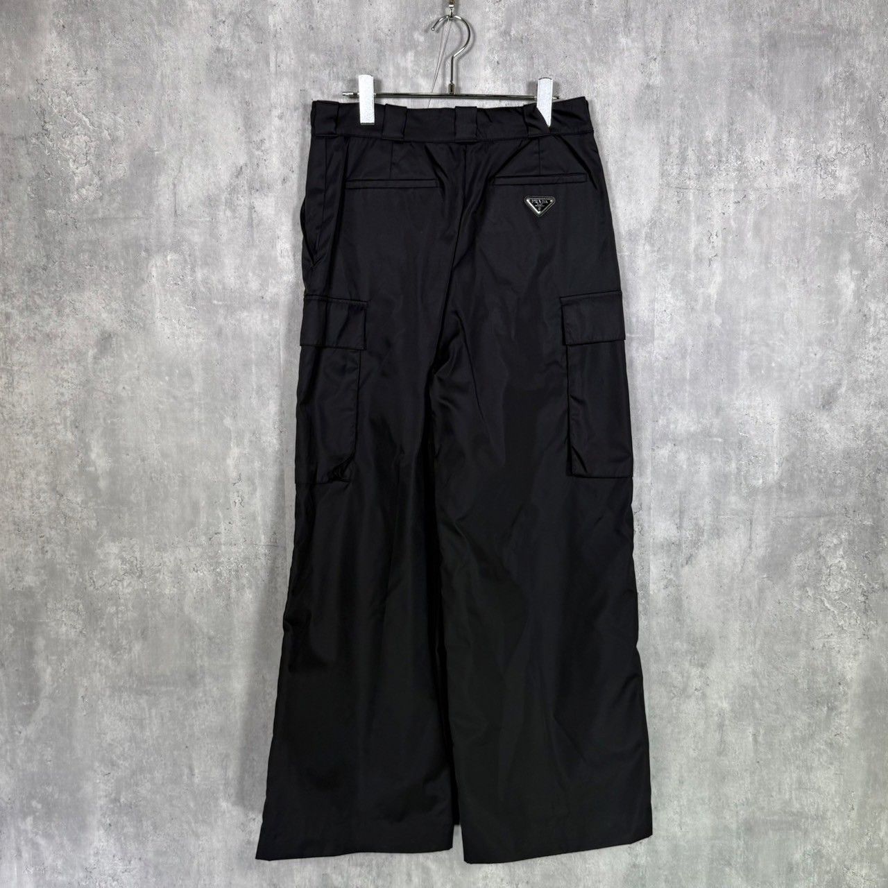 本日発送‼️プラダ PRADA カーゴパンツ 2024春先新作 プラダ カーゴパンツ ロゴ プリント 三角 メタル