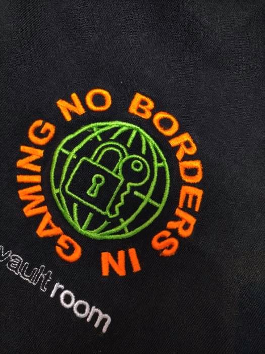 Vaultroom Tシャツ No borders in gamingメンズ