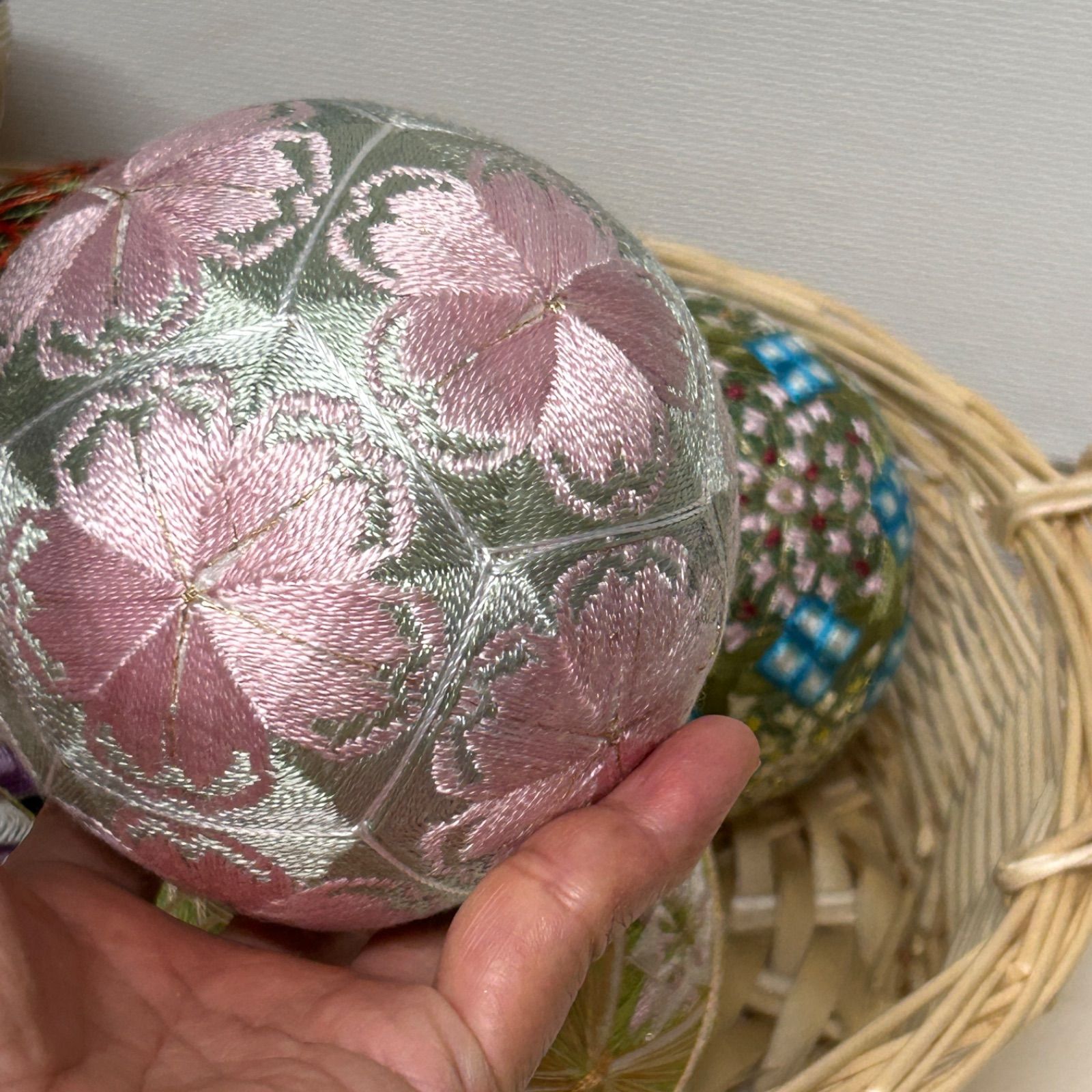 手鞠(春色・カラフル) No.6  <SOLD> Amazon | 手毬猫の店 てまり「さくら」紫地桜10㎝ 手まり 手毬