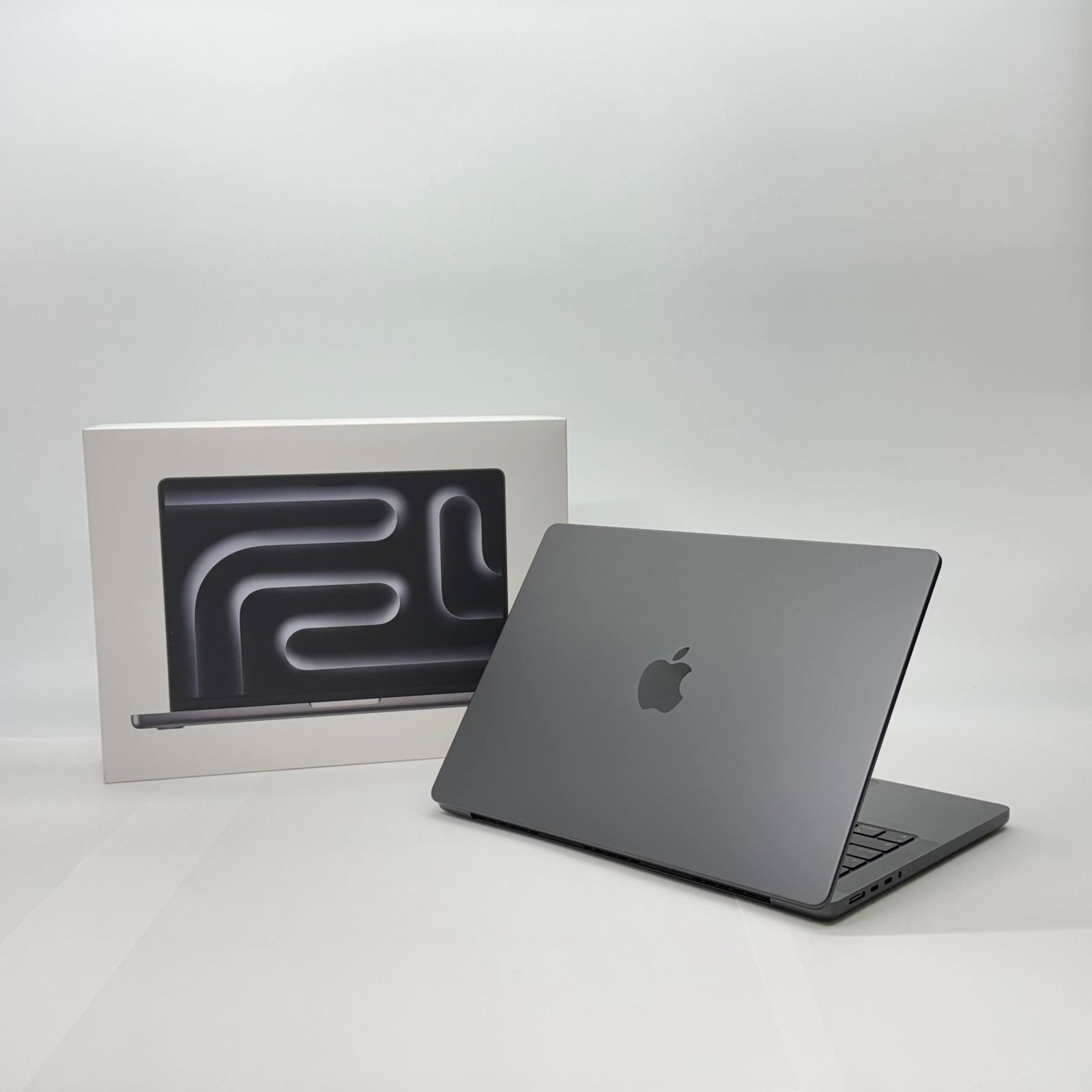 美品 MacBook Pro Liquid Retina XDR 14インチ (Late 2024
