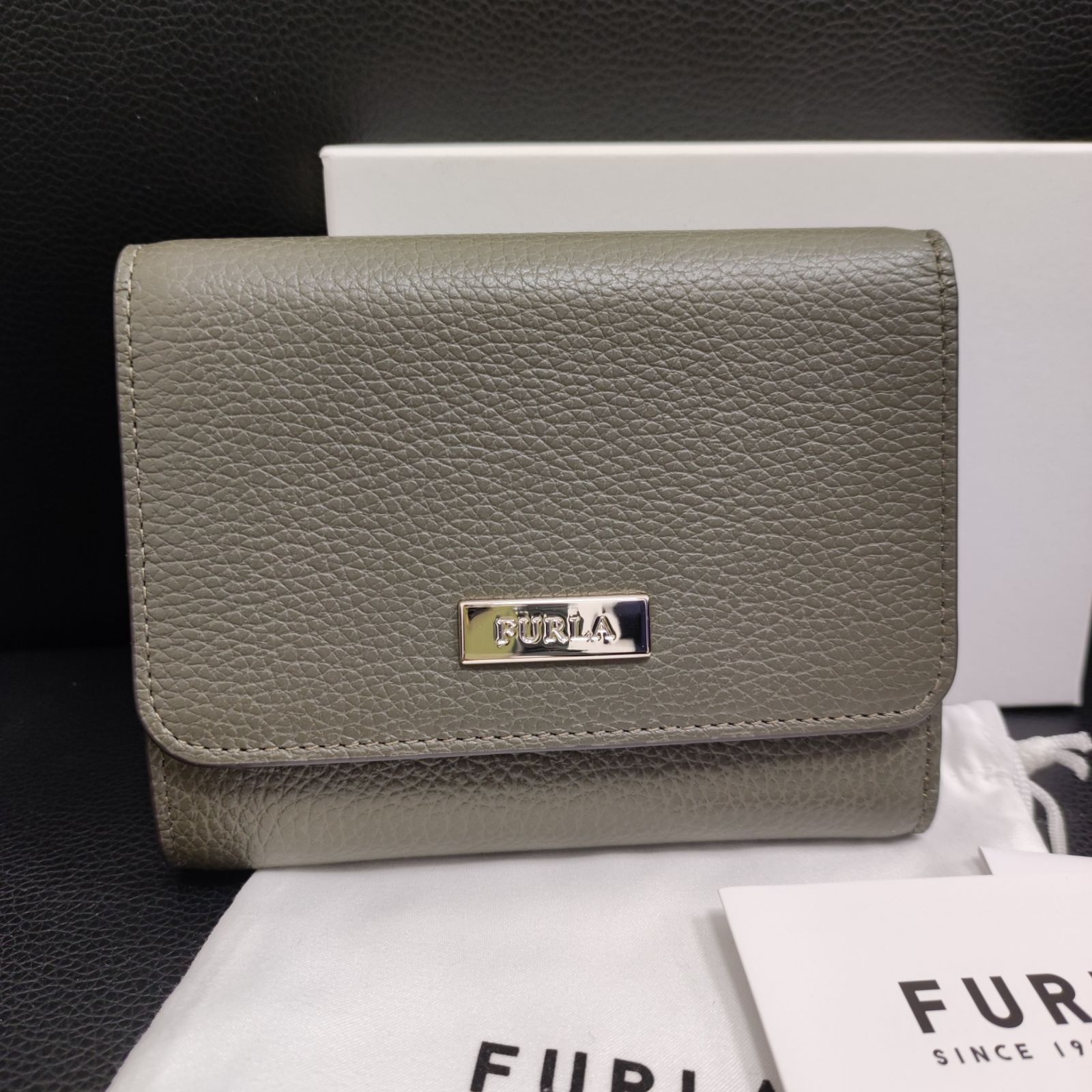 ★未使用保管品★ [FURLA] 三つ折り財布 モスグリーン系色 ぺブルレザー リッツィー ロゴ コンパクト PBG2RZY フルラ