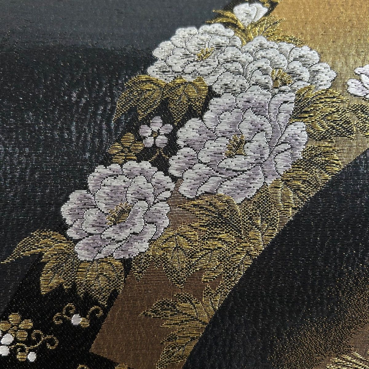 袋帯 正絹 黒地 煌めく 上品な花 六通 U-4395 袋帯 中古 正絹 未仕立て 六通 花模様 箔糸 黒色 多色 金 A1223