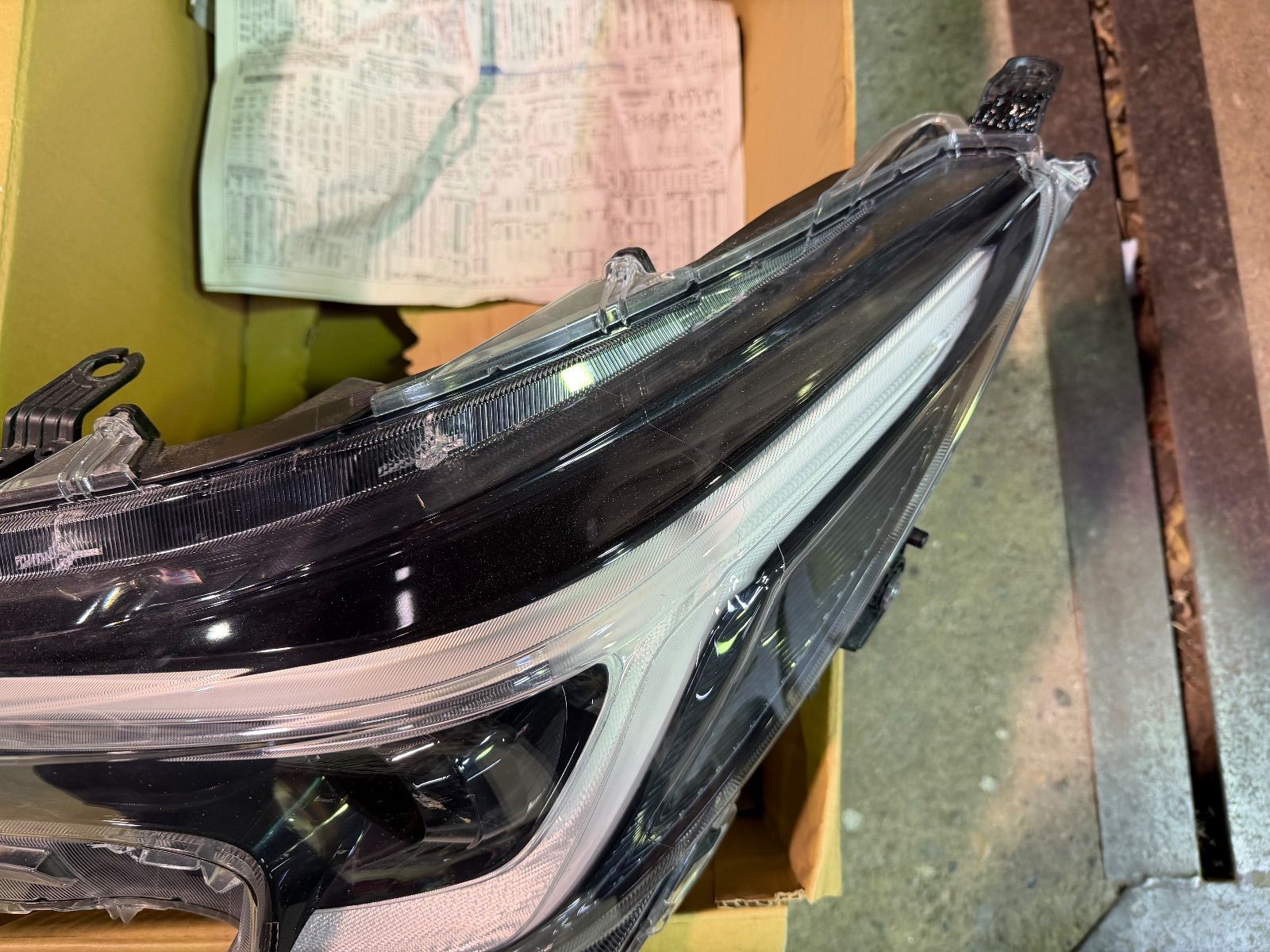 ヘッドライト左