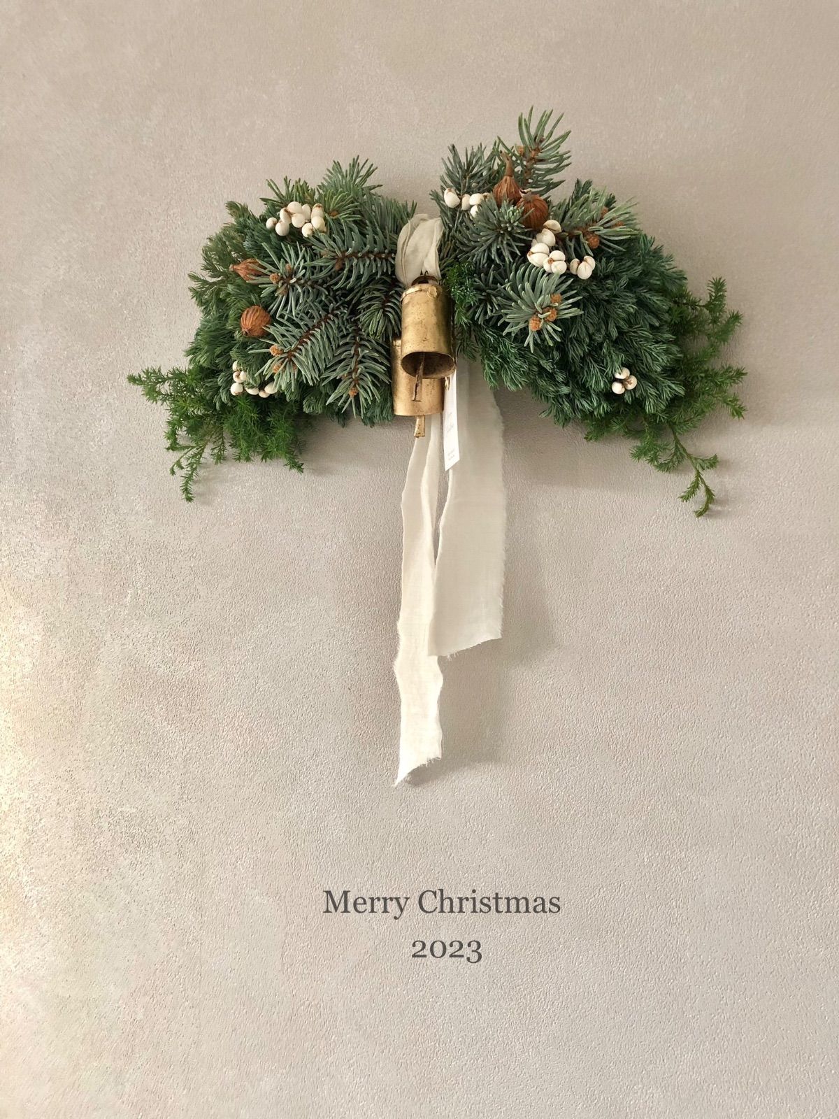 針葉樹とベルの横長スワッグ　37cm SALE‼️ 針葉樹とベルの横長スワッグ 37cm - メルカリ