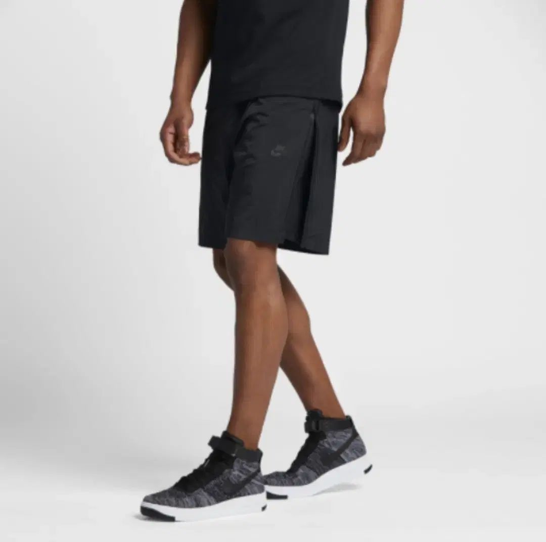 31 Nike(ナイキ） テック ハイパーメッシュ ショートパンツ ハーフパンツ