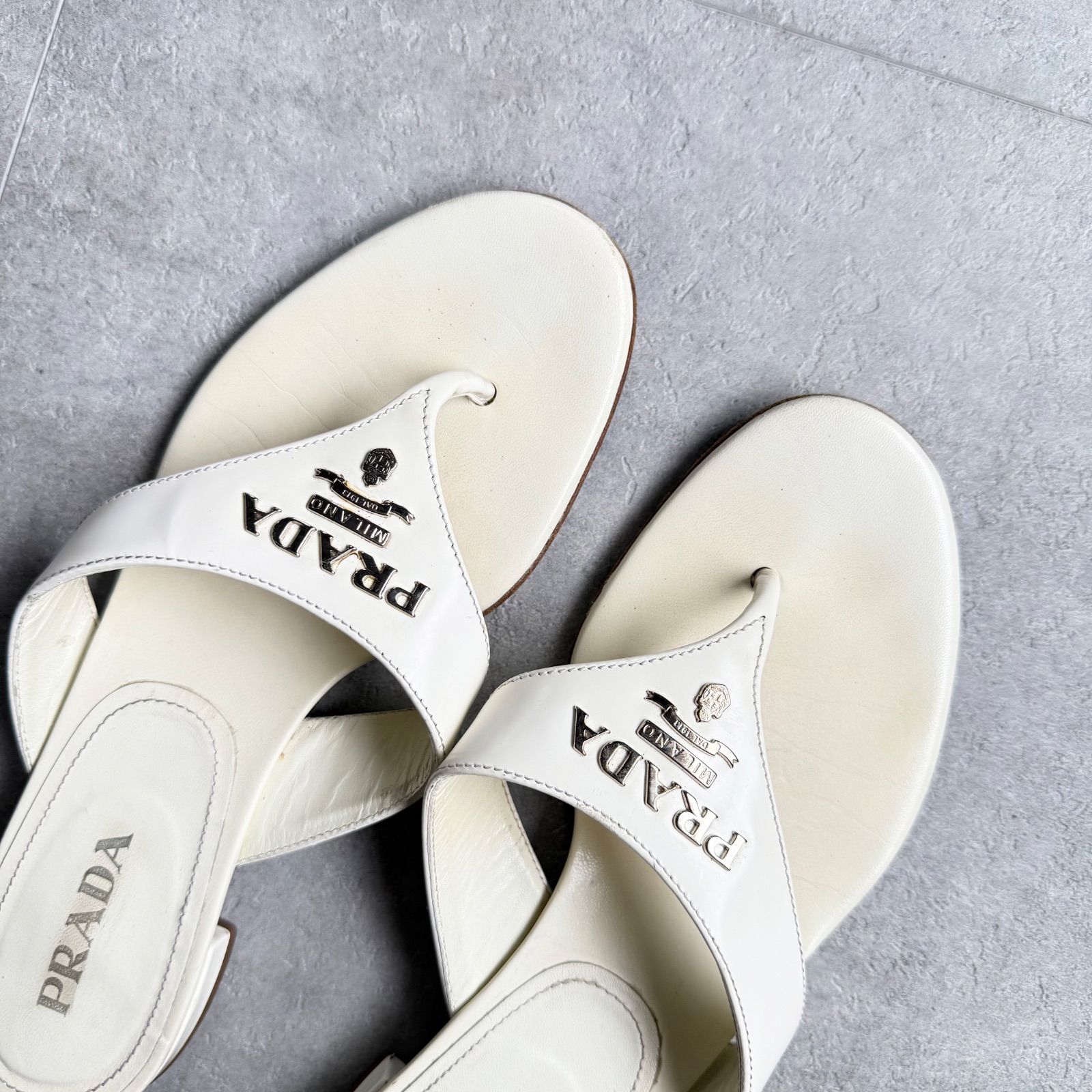 PRADA プラダ ロゴ サンダル パテントレザー ホワイト ビーチサンダル 