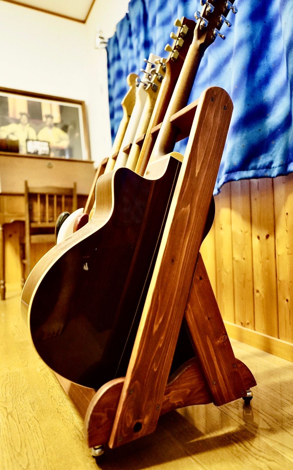 良い 24時間以内に発送 手作り木工 木製ギタースタンド オイルステイン仕上げ ５本掛け キャスター付き 100%本物保証!