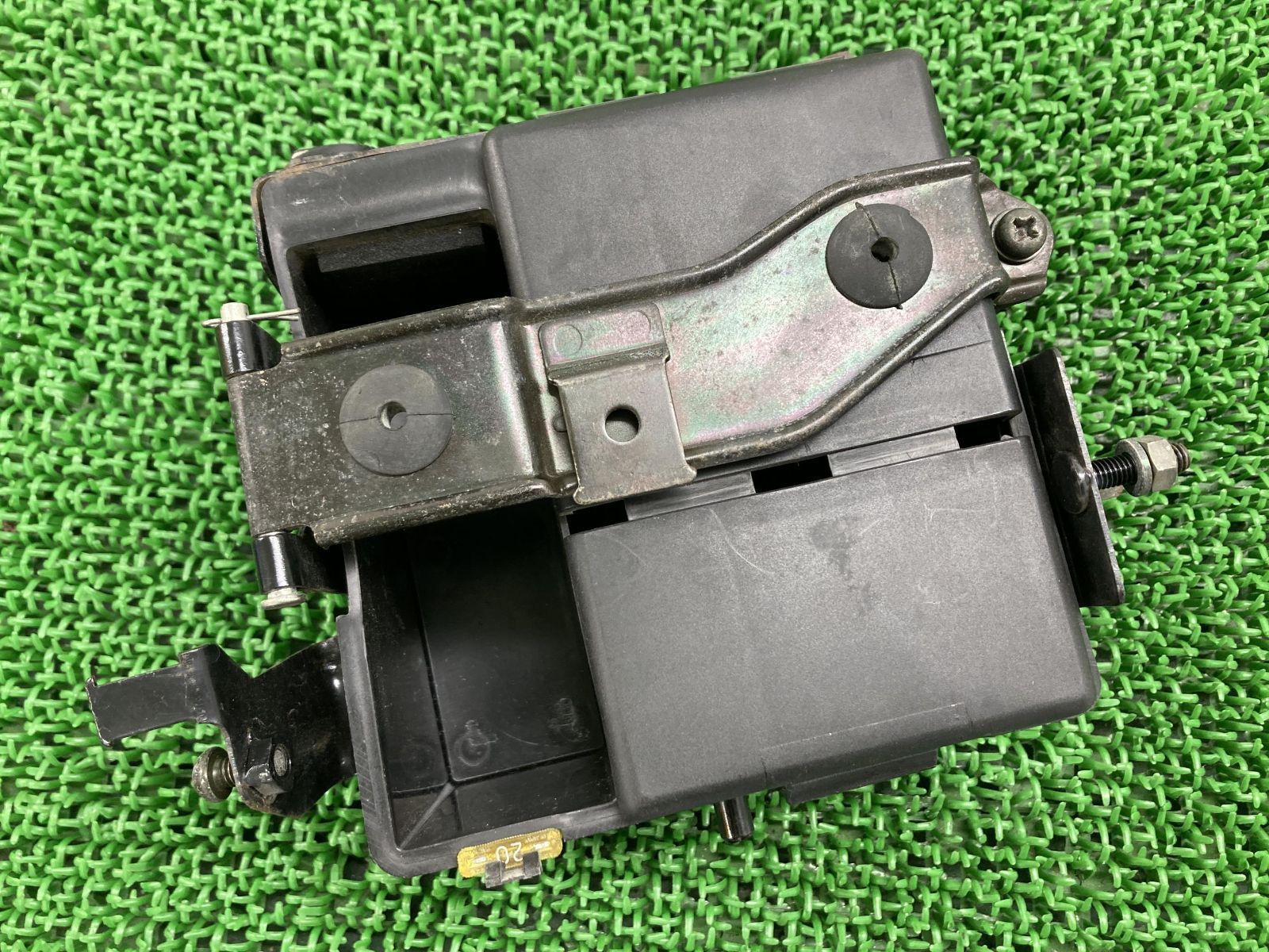 格安販売中 SR400 バッテリーボックス 1JR 部品 バイク 中古 純正 ヤマハ バッテリーアクセサリ