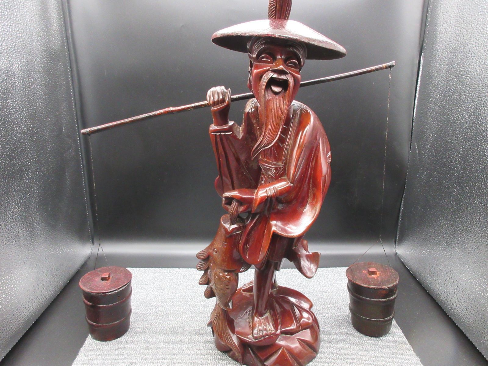 木彫り 天秤棒を担ぐ老人 東南アジア 民芸品 置物 (大) 骨董