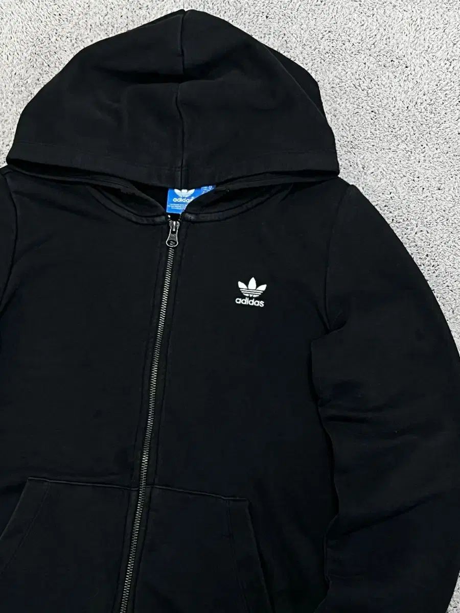 adidas アディダス