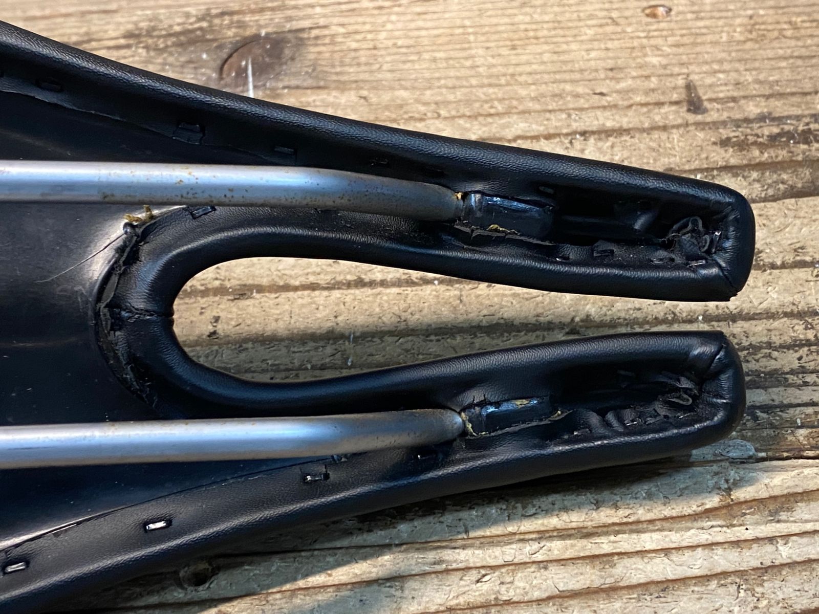 JC536 ism ADAMO Prologue サドル 黒 白 スチールレール 132mm