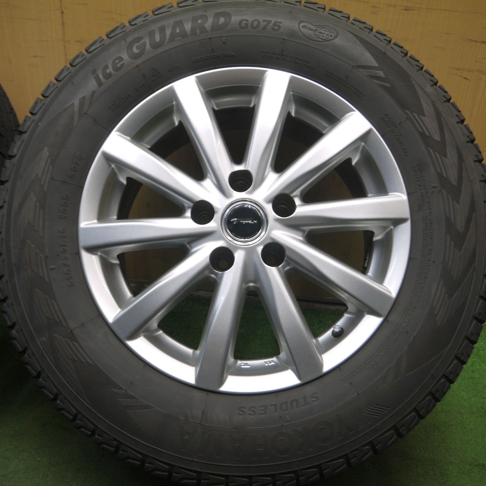 送料無料* 4本価格☆スタッドレス 215/70R16 ヨコハマ アイスガード