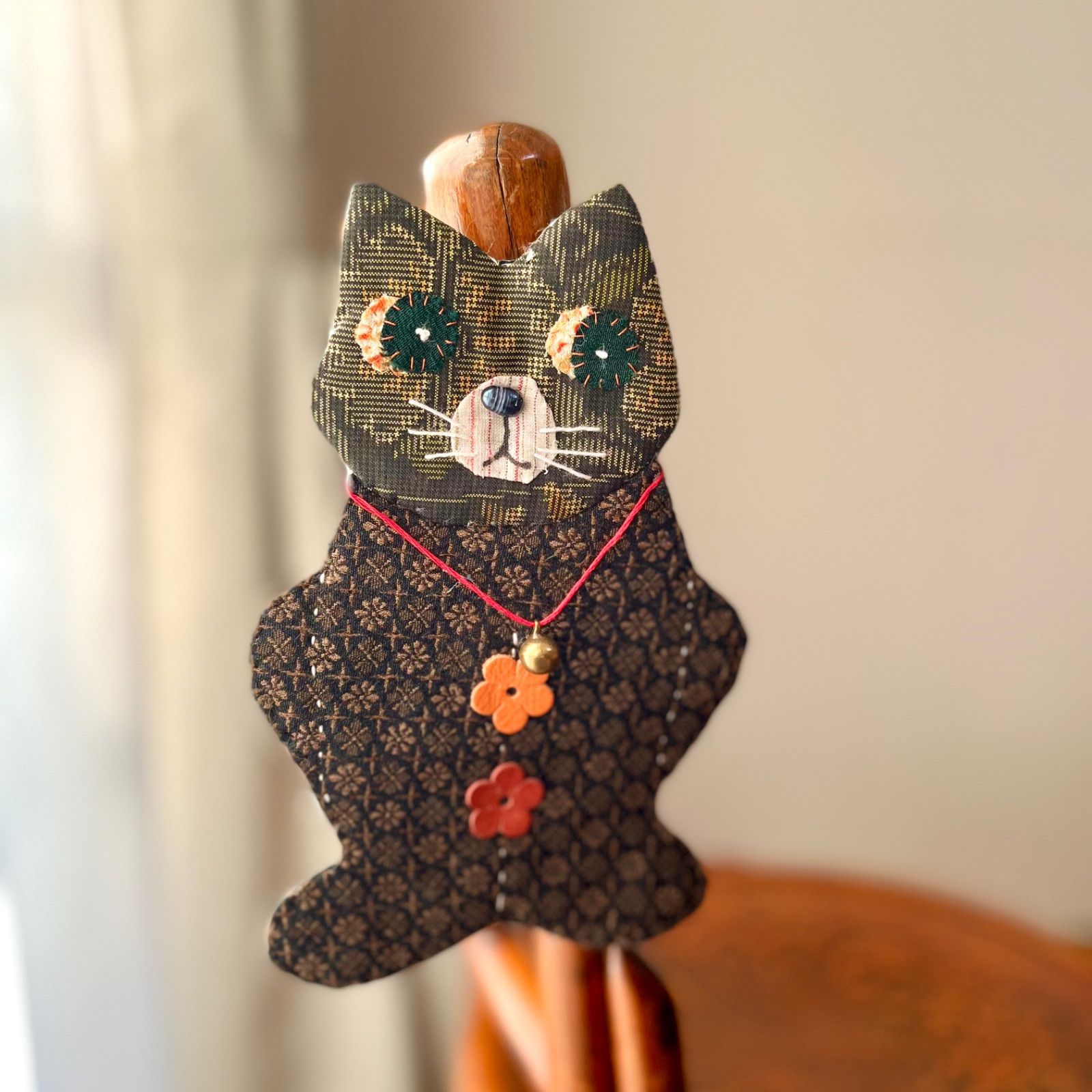 ネコの壁掛け 着物リメイク 猫の飾り物 - Ire 和小物 - メルカリ