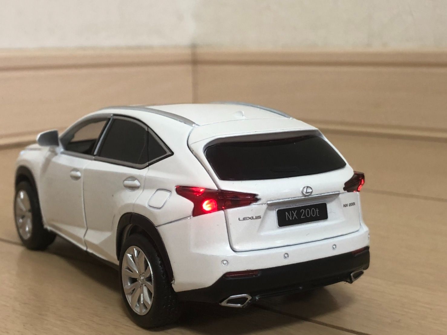 最後の再入荷！早い者勝ち・】レクサス LEXUS NX200 白 ミニカー 1/32 ホワイト - メルカリ