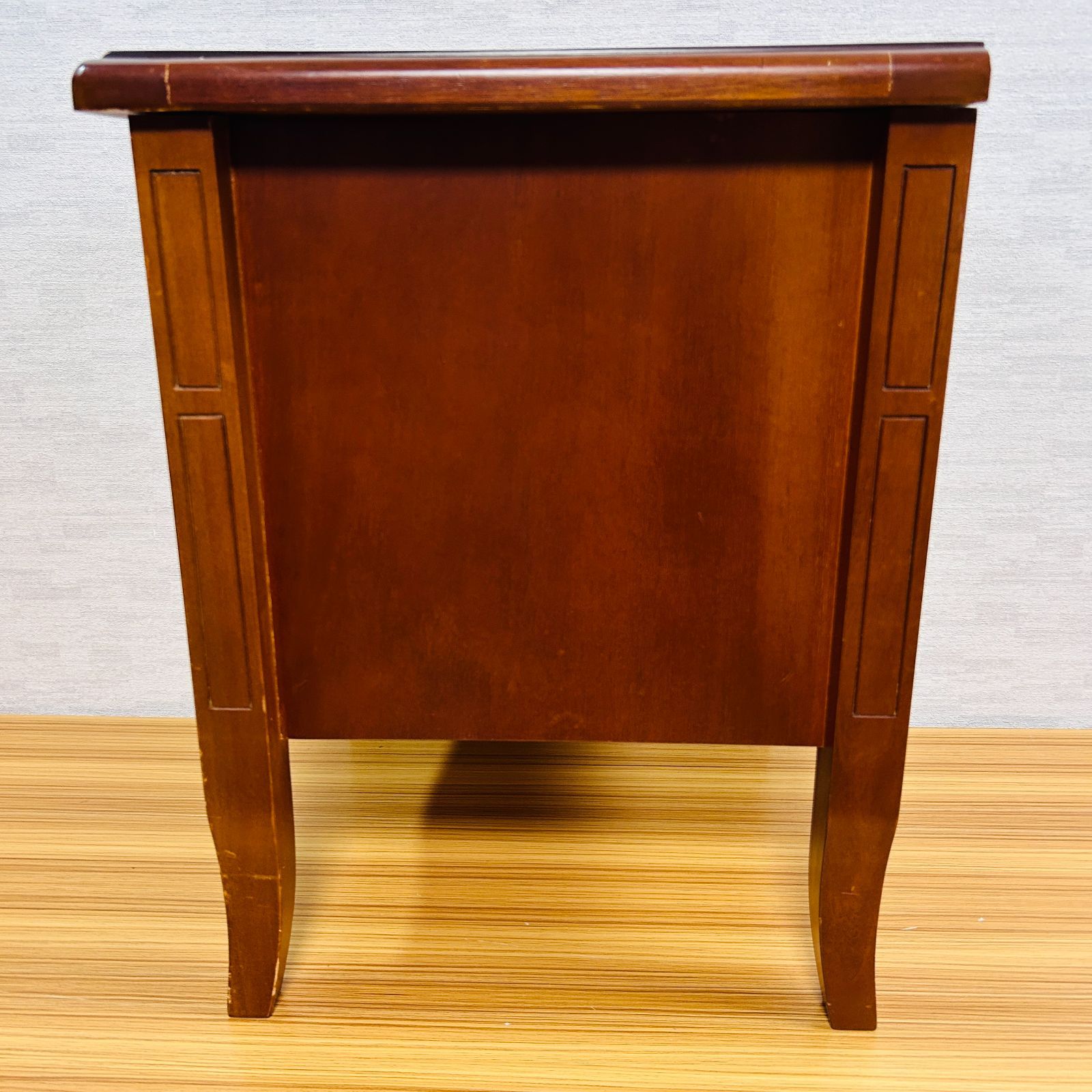 ナイトテーブル