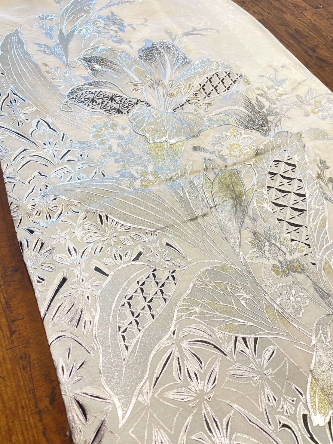 新品・未使用品】十日町関芳 金彩振袖 白銀 成人式 振袖 未