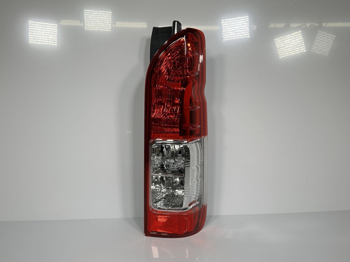 破損なし 低走行 200系 ハイエース 6型 5型 4型 GDH201V KDH201V TRH200V 後期 純正 右テールランプ 81551-26443 26-140 管理31893