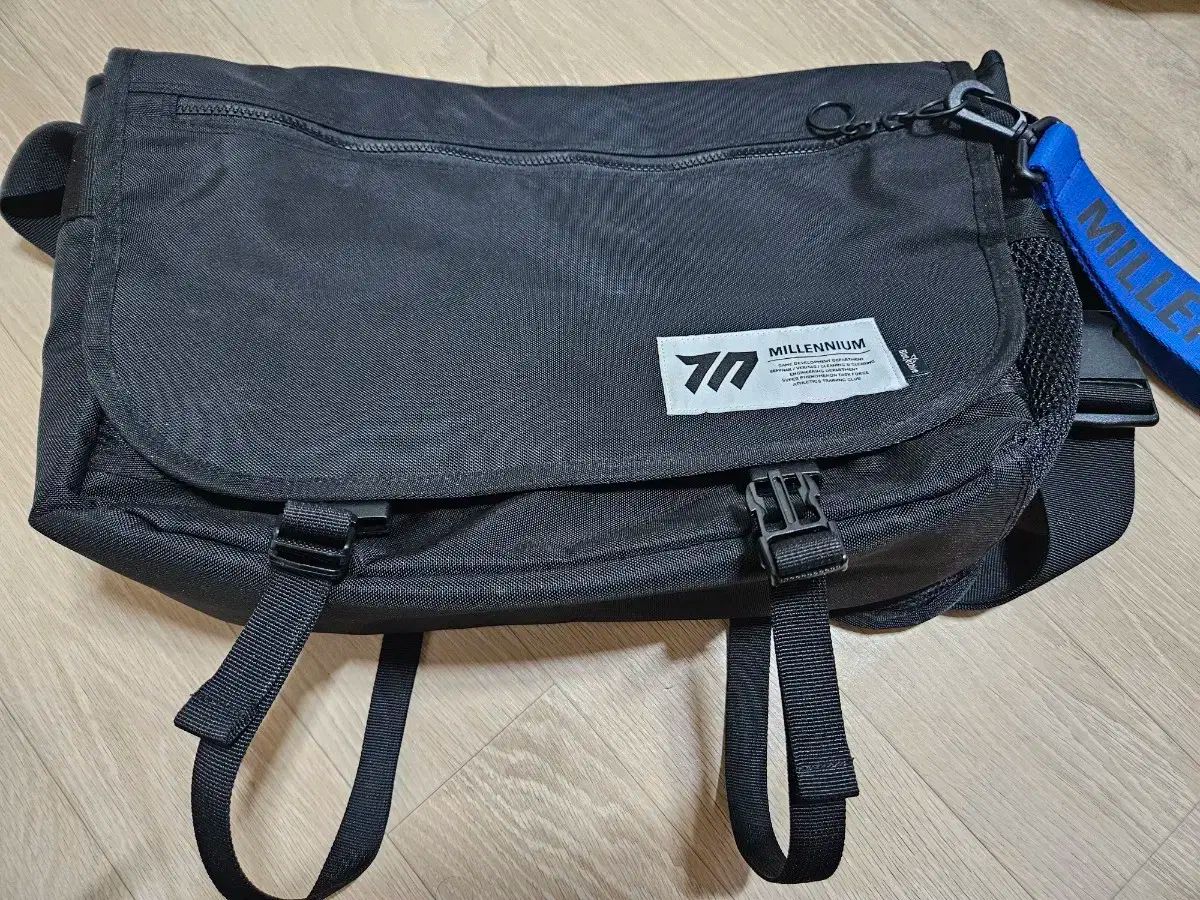 ブルーアーカイブ 韓国限定 メッセンジャーバッグ ブルーアーカイブ 韓国限定 メッセンジャーバッグ ブルー