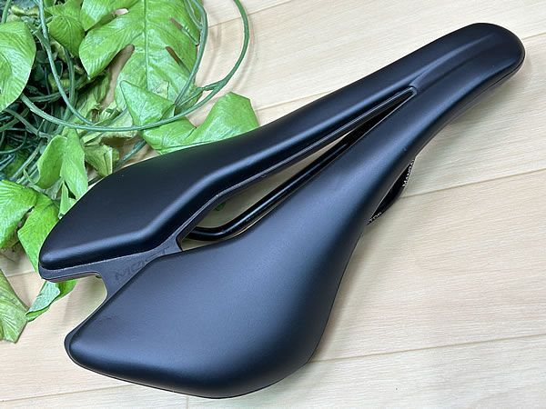PINARELLO Most LYNX MANGANESE  ショートノーズ MOST トレンドに合わせたショートノーズサドルLYNXや、グラベル