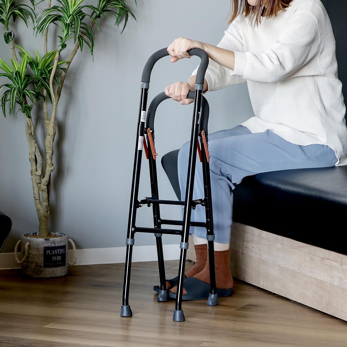 杖 手すり 立ち上がり 補助手すり 折りたたみ 軽量 多脚杖 非課税 2段 約 高さ70～85cm 補助 つかまり立ち 介護用品 ステッキ 室内用 アルミ 介助用 立ち上がり補助手すり 介護