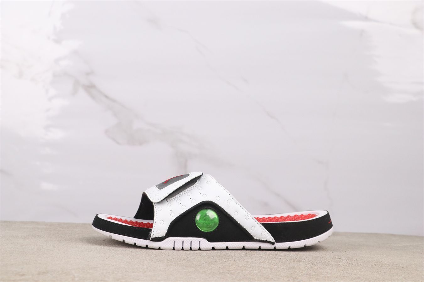 【今日特価】エアジョーダン 13 684915-106 ホワイトブラックレッド スリッパ-MM輸入