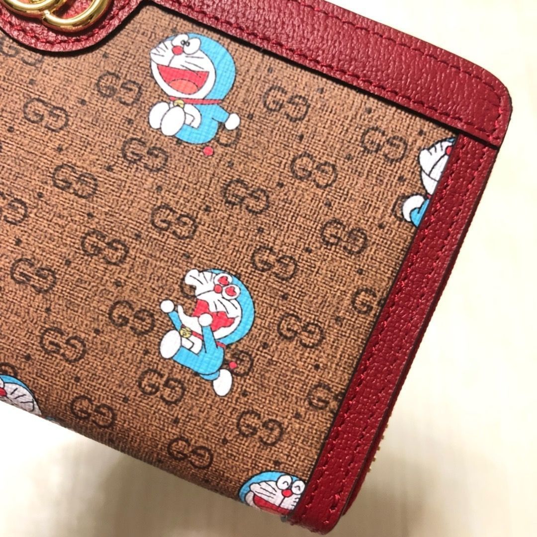 ドラえもん×グッチ プリント フラップ長財布 水色 GUCCI GUCCI2つ折り長財布♪GGドラえもんプリント♪ボルドー (GUCCI/長