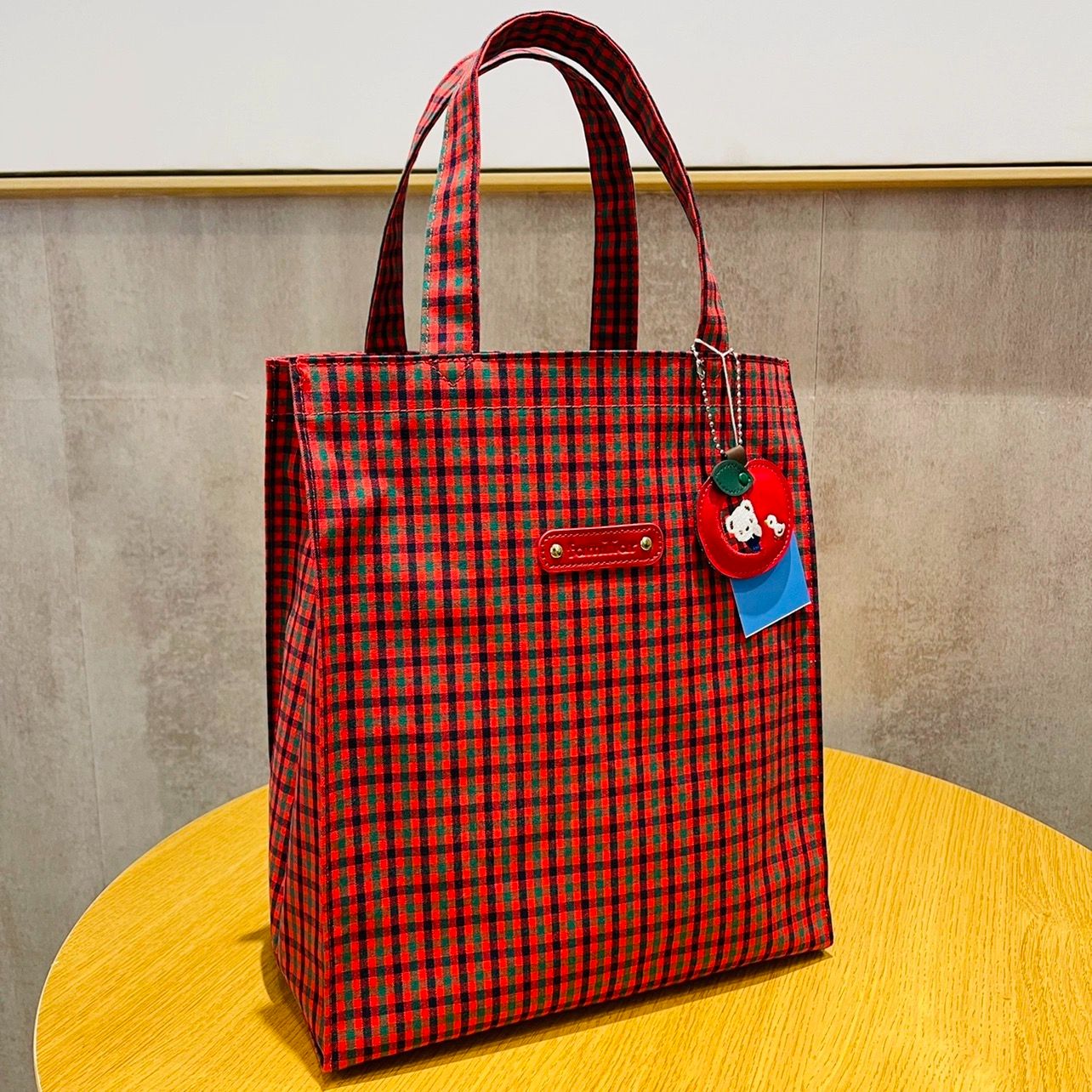 驚きの価格 ファミリア familiar トートバッグ チェック りんご 新品 バッグ