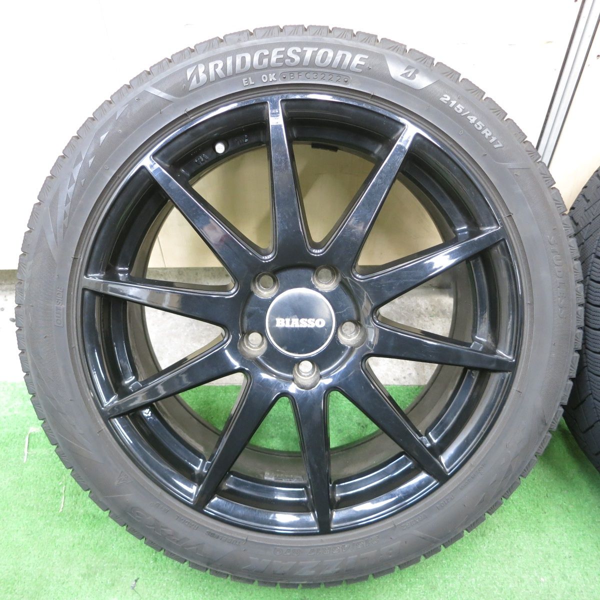 バリ溝‼️ブリヂストンスタッドレスセット2022年製215/45R17 プリウス等 バリ溝‼️ブリヂストンスタッドレスセット2022年製215/45R17