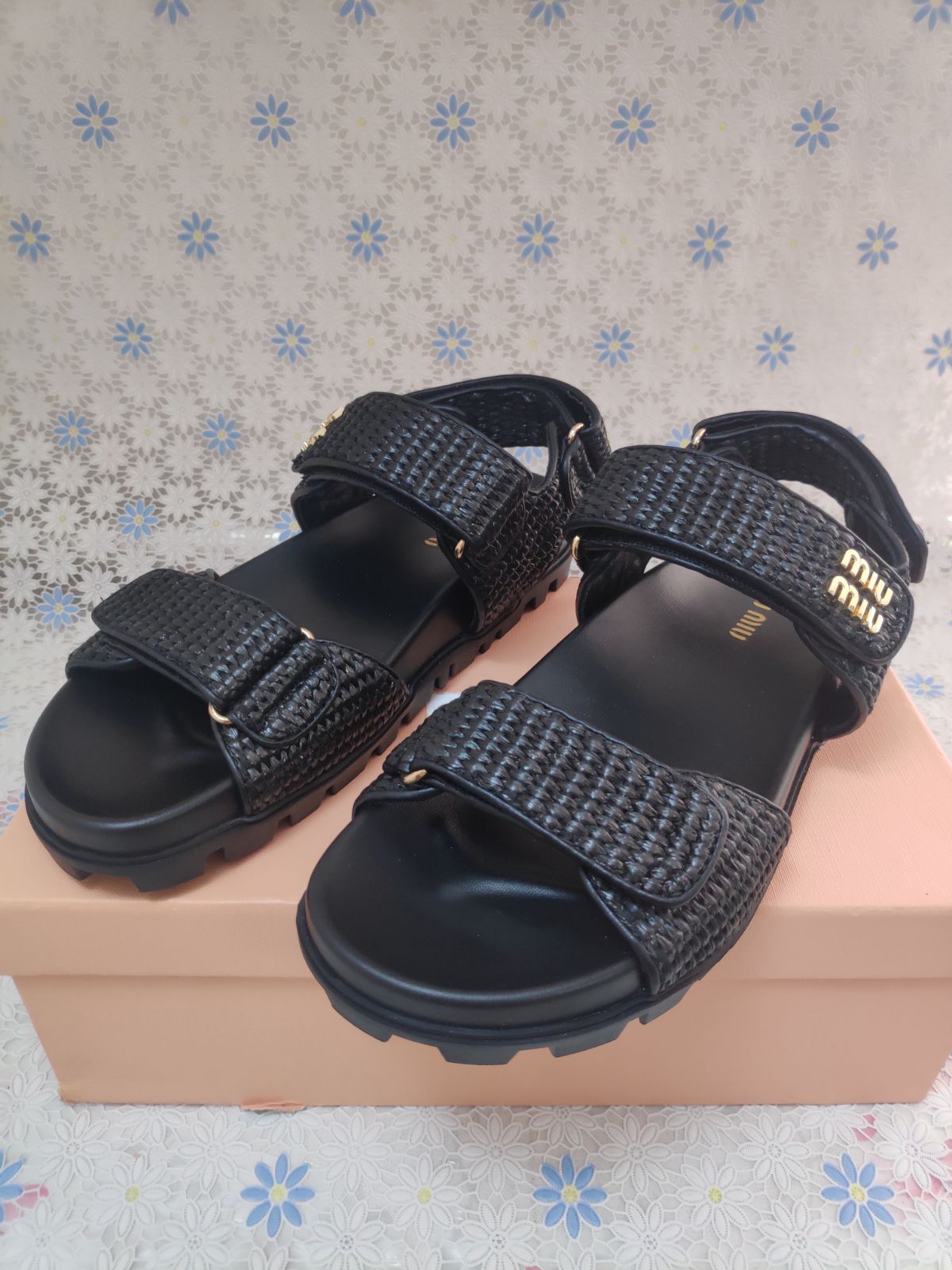 美品✨ミュウミュウ スポーツサンダル ロゴ ストラップ ブラック 黒 23.5 美品✨ミュウミュウ スポーツサンダル ロゴ ストラップ ブラック
