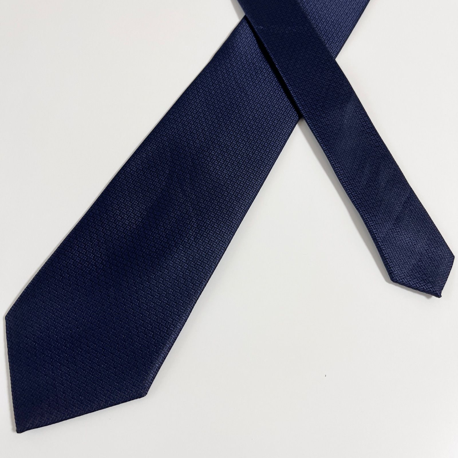 美品 HERMES エルメス ネクタイ シルク100% ネイビー 総柄 HERMES / エルメス | シルク100% 総柄 ネクタイ | ネイビー – KLD