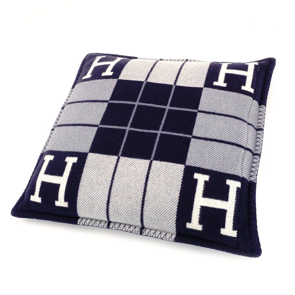 タグ付き エルメス HERMES クッション アヴァロン3 PM クッション ウール カシミヤ混 Hロゴ ネイビー ブルー ホワイト 7-10-065