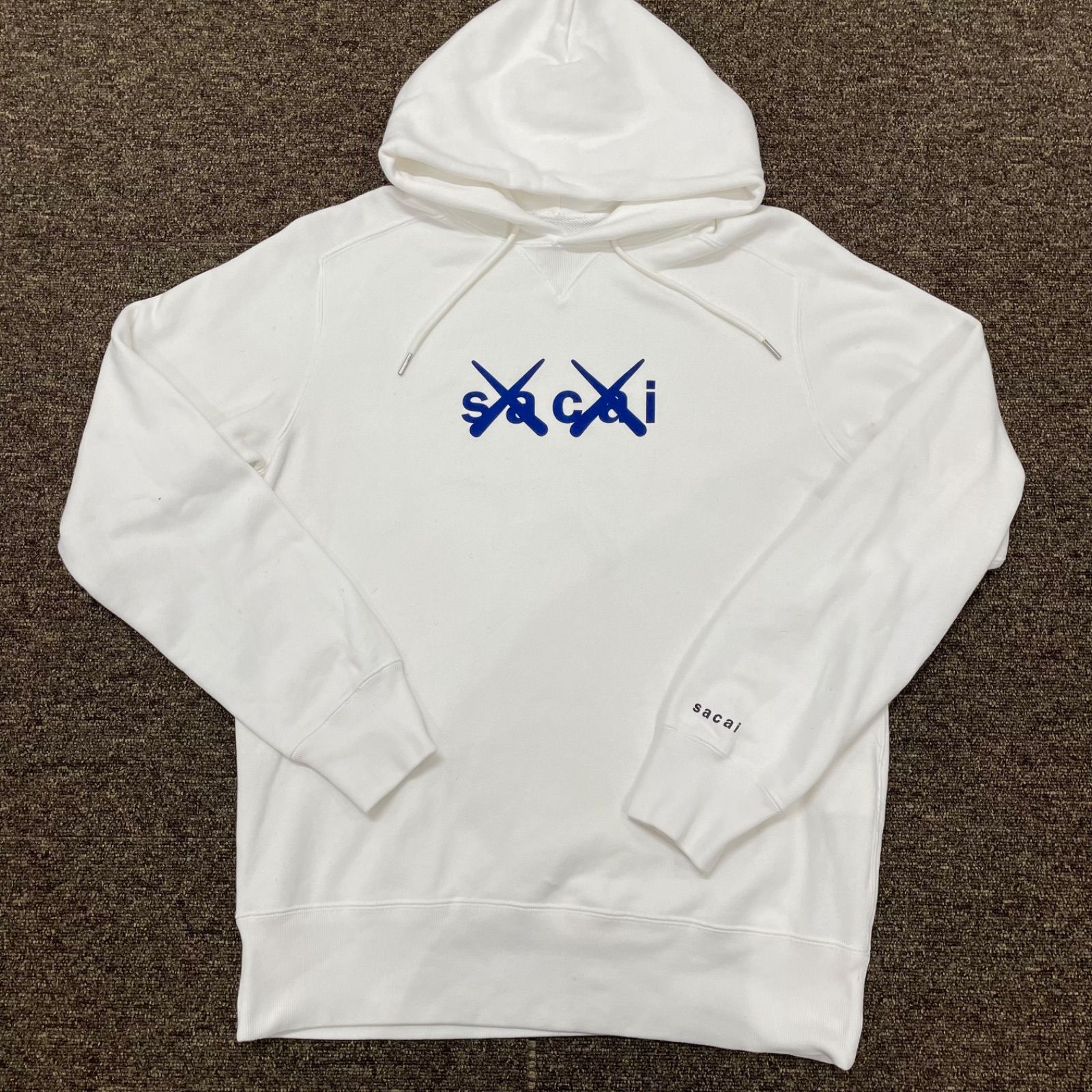 i)SACAI × KAWS サカイ×カウズ フロッキー ロゴ プリント スウェット 