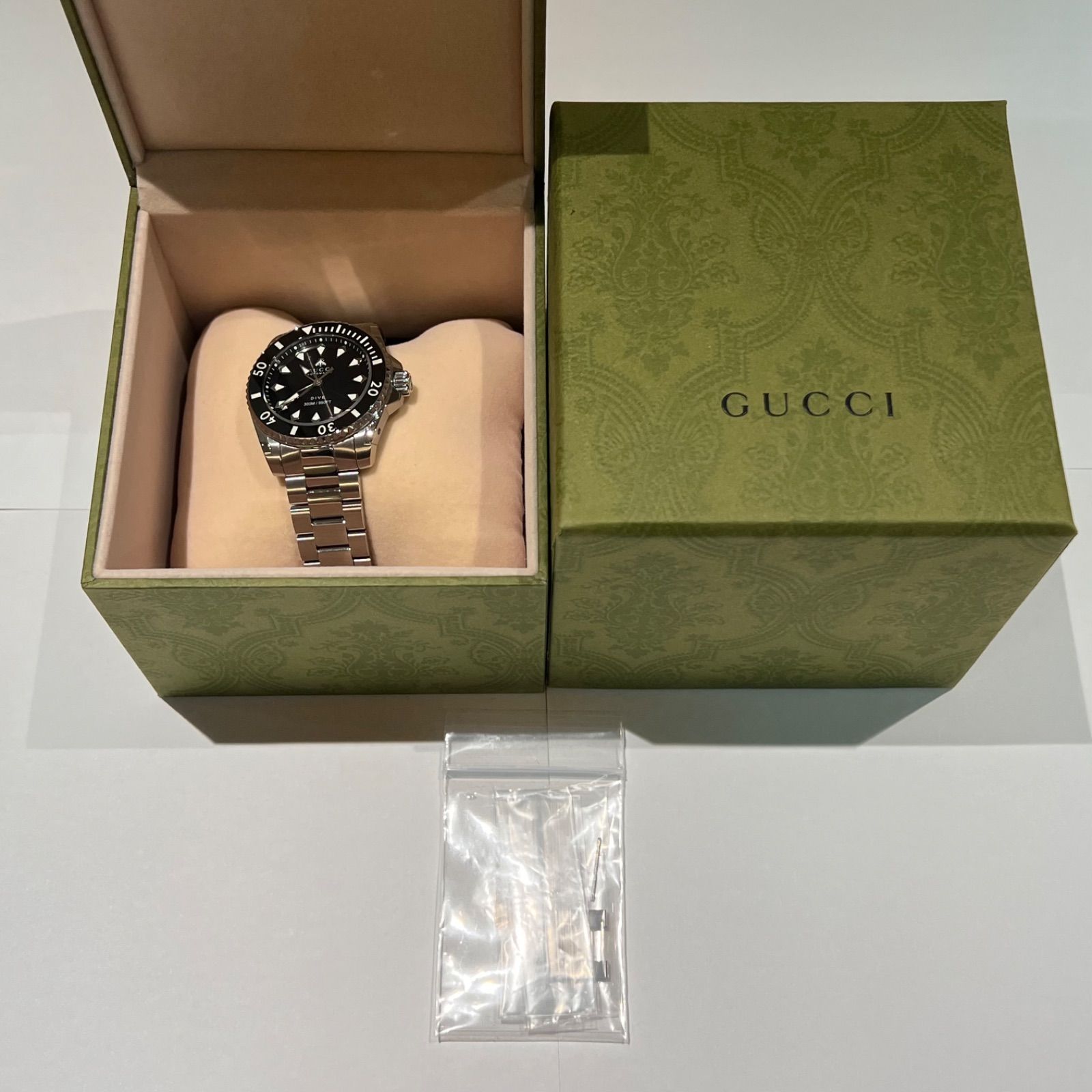 希少・美品】グッチ GUCCI YA136353 ダイブ DIVE 自動巻 黒 Bee デイト 