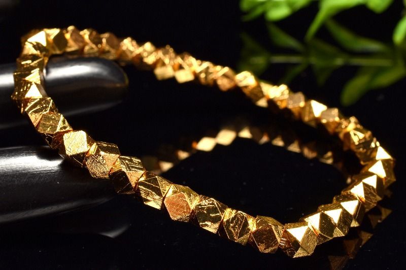 １点物 メテオライト アルタイ隕石 4x4mm ゴールドコーティング キューブカット ブレスレット パワーストーン 天然石 _MA9911 NEXPOTALLINN_EU